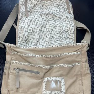 Fox racing girls messenger bag, one size, tan with floral inside.